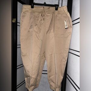 Women’s Utility Capri’s by Terra & Sky in a size 2X (20W-22W) Tan color. NWT